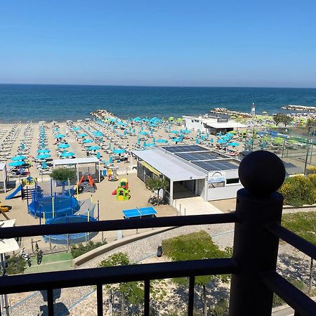 Residence Roxy Misano Adriatico Bagian luar foto