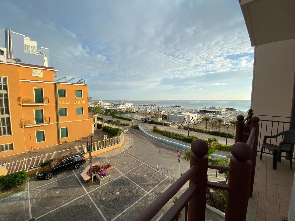Residence Roxy Misano Adriatico Bagian luar foto