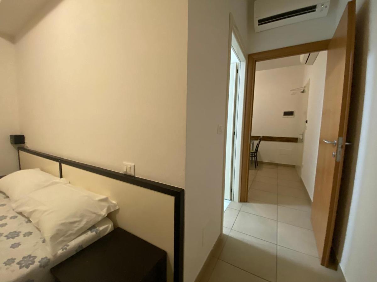 Residence Roxy Misano Adriatico Bagian luar foto