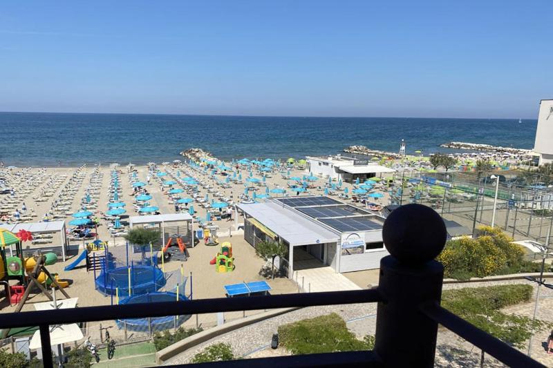 Residence Roxy Misano Adriatico Bagian luar foto