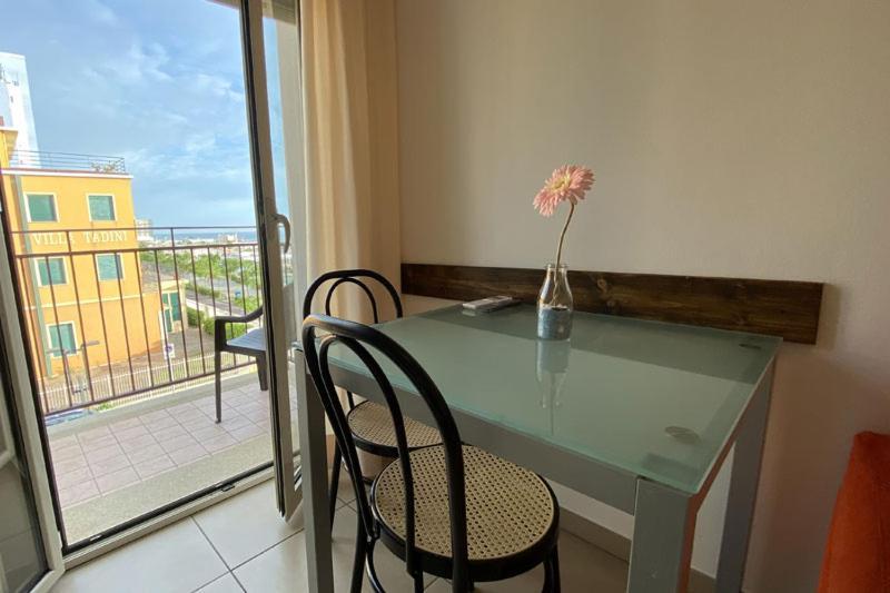 Residence Roxy Misano Adriatico Bagian luar foto