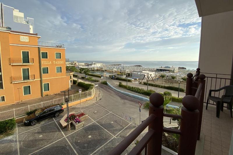 Residence Roxy Misano Adriatico Bagian luar foto