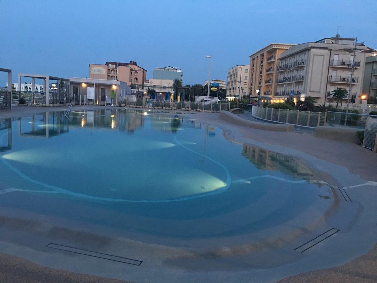 Residence Roxy Misano Adriatico Bagian luar foto