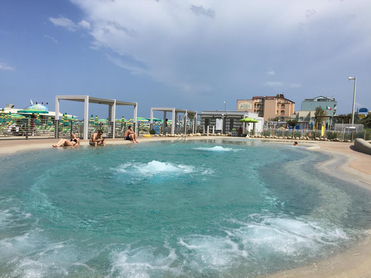 Residence Roxy Misano Adriatico Bagian luar foto