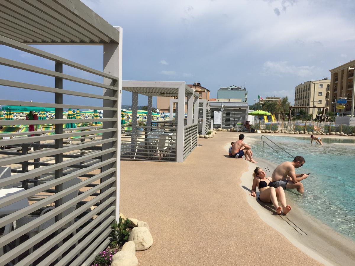 Residence Roxy Misano Adriatico Bagian luar foto