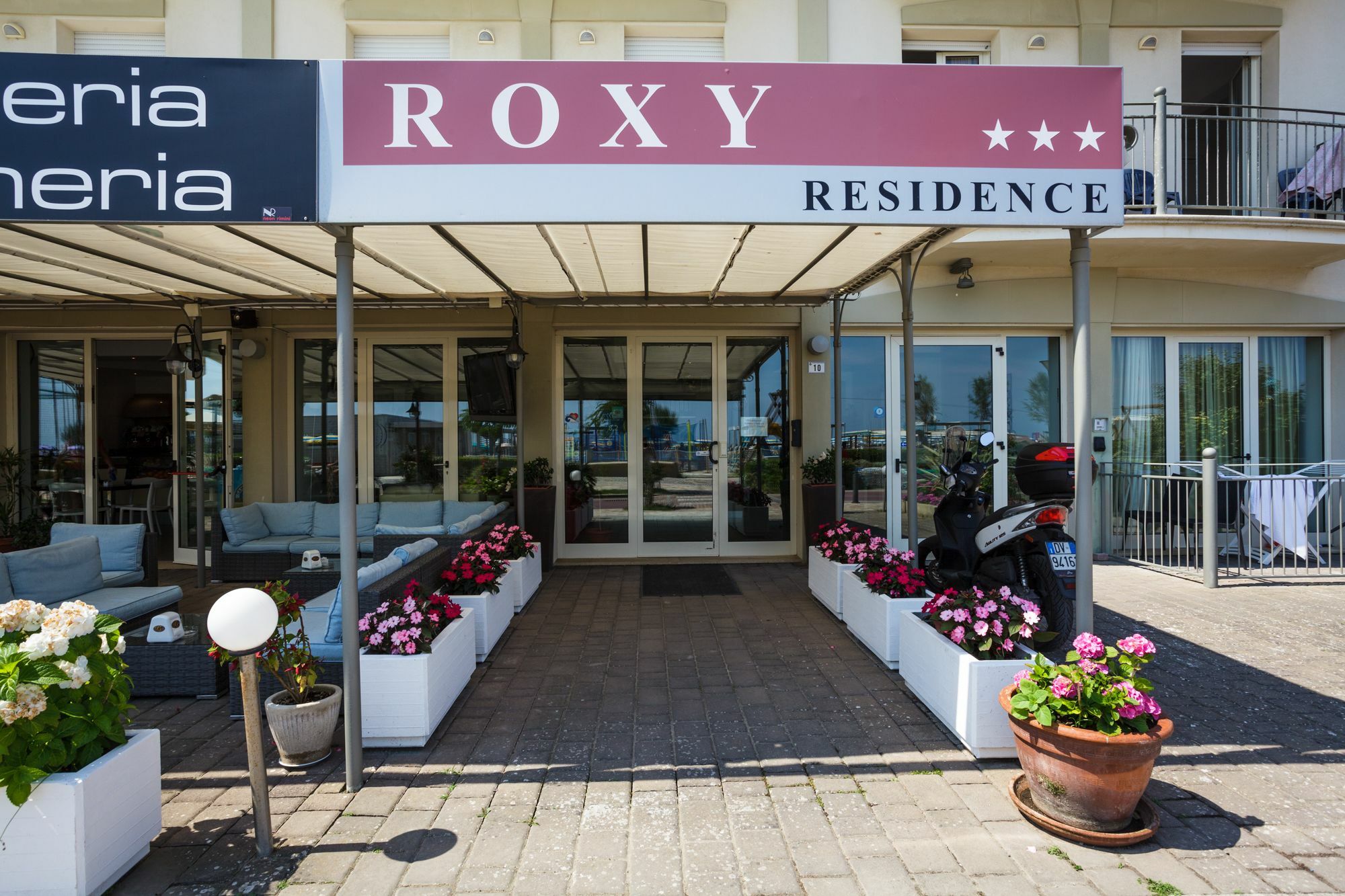 Residence Roxy Misano Adriatico Bagian luar foto